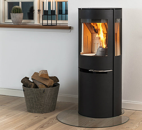 stufa legna pellet moderna nera minimal con piastra in vetro