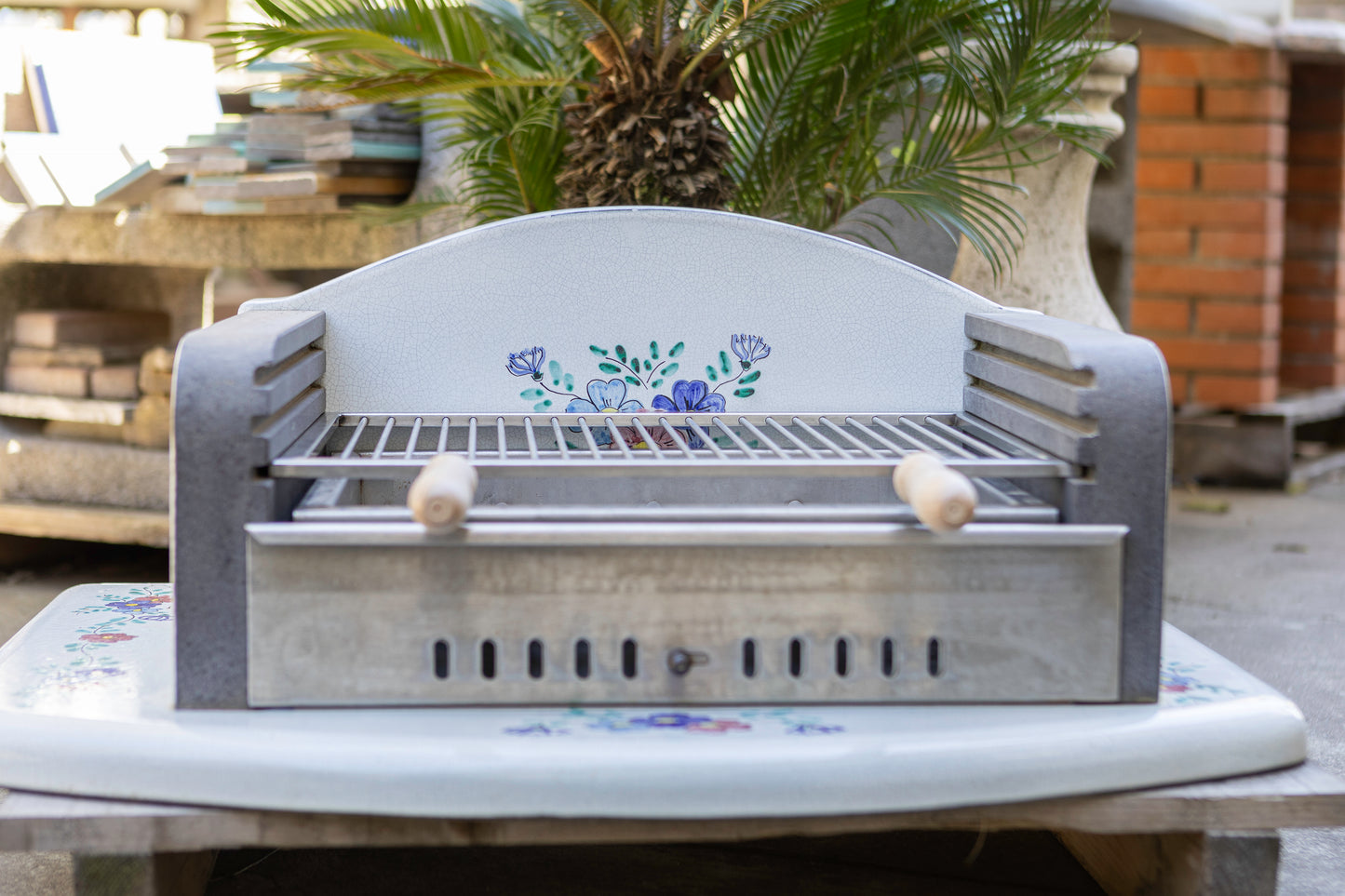barbecue ceramizzato decorato con kit griglia in acciaio inox