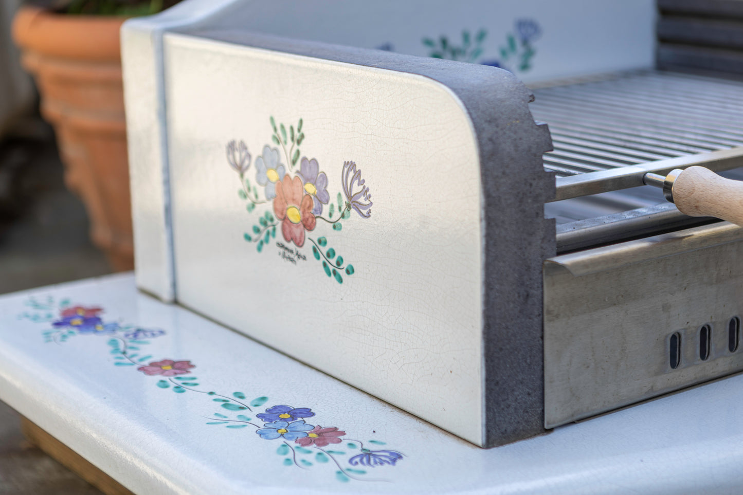 barbecue con decorazioni uniche fiori di campo