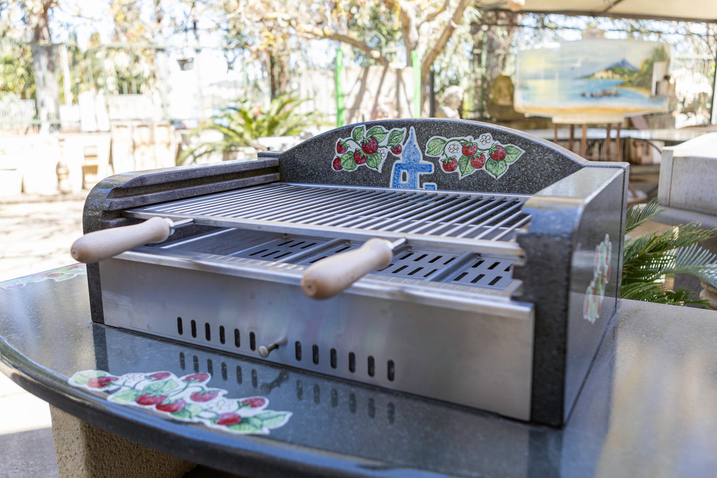 barbecue nero con griglia e cassetto in acciaio inox