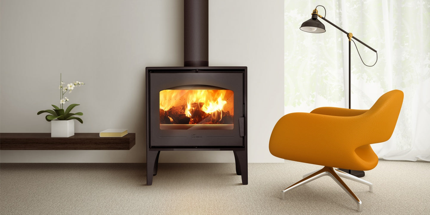 stufa a legna in soggiorno con poltrona