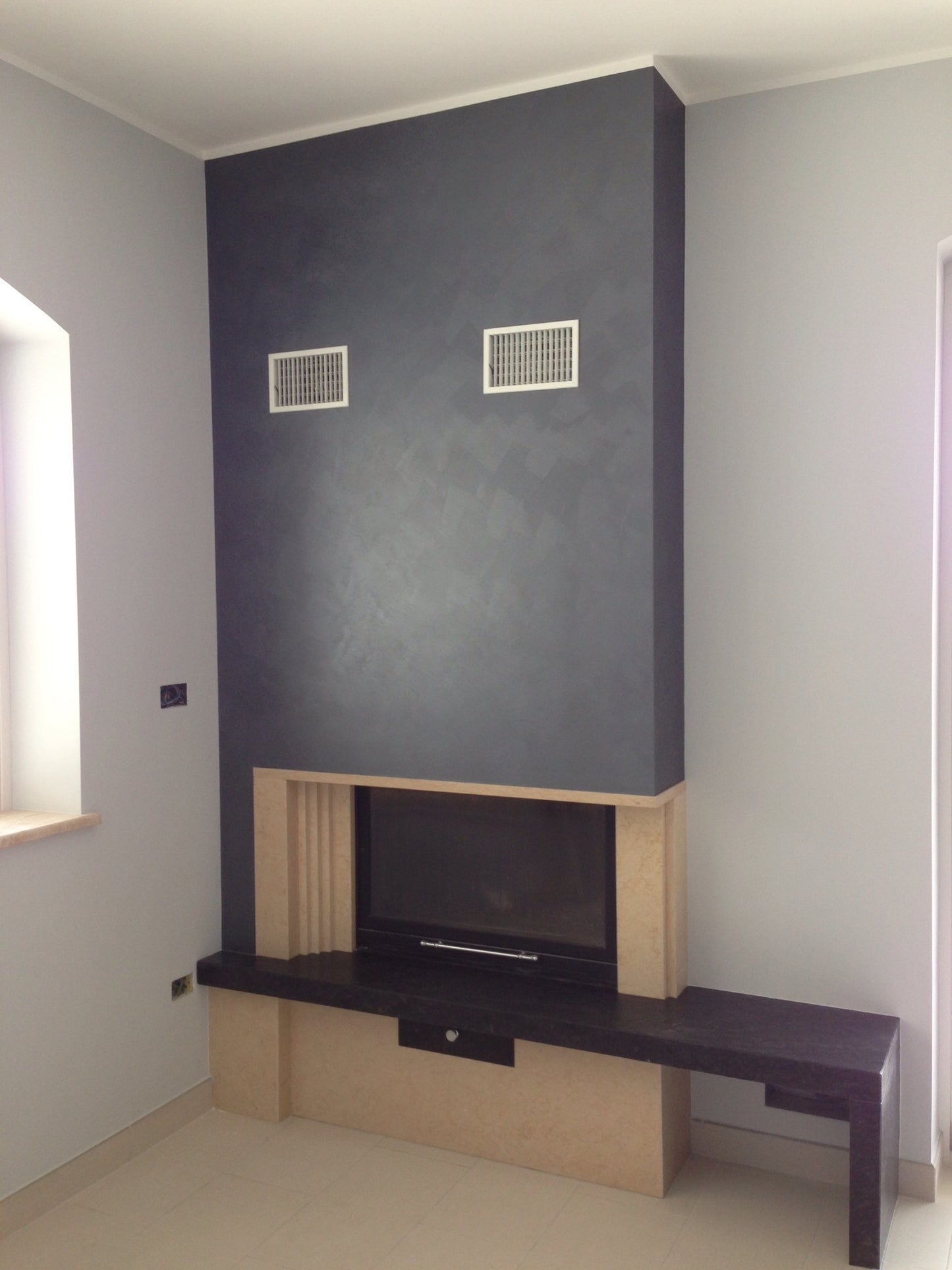 camino con bocchette di aria calda e rivestimento moderno classico