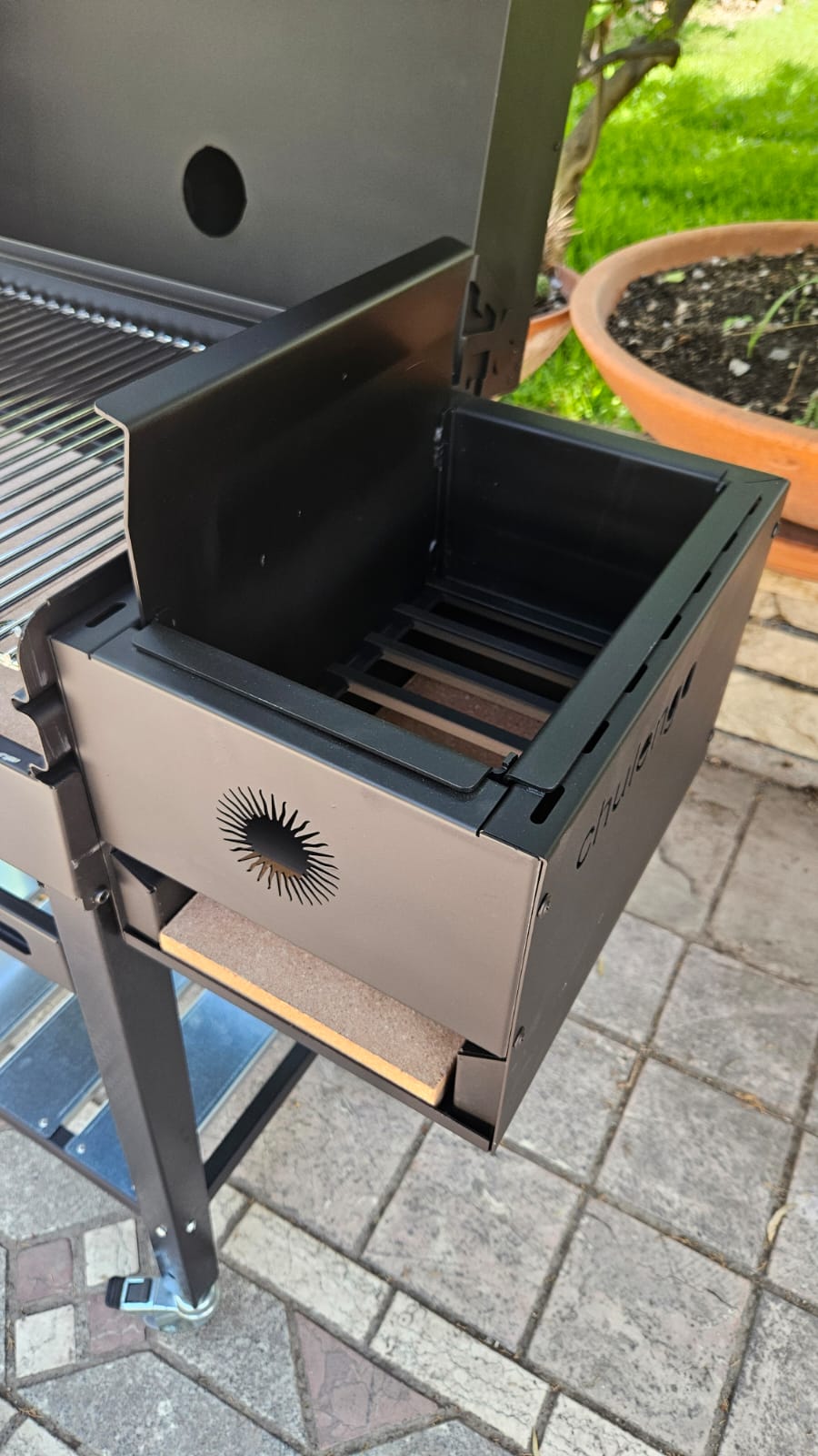 barbecue con braciere a legna con estrazione della brace