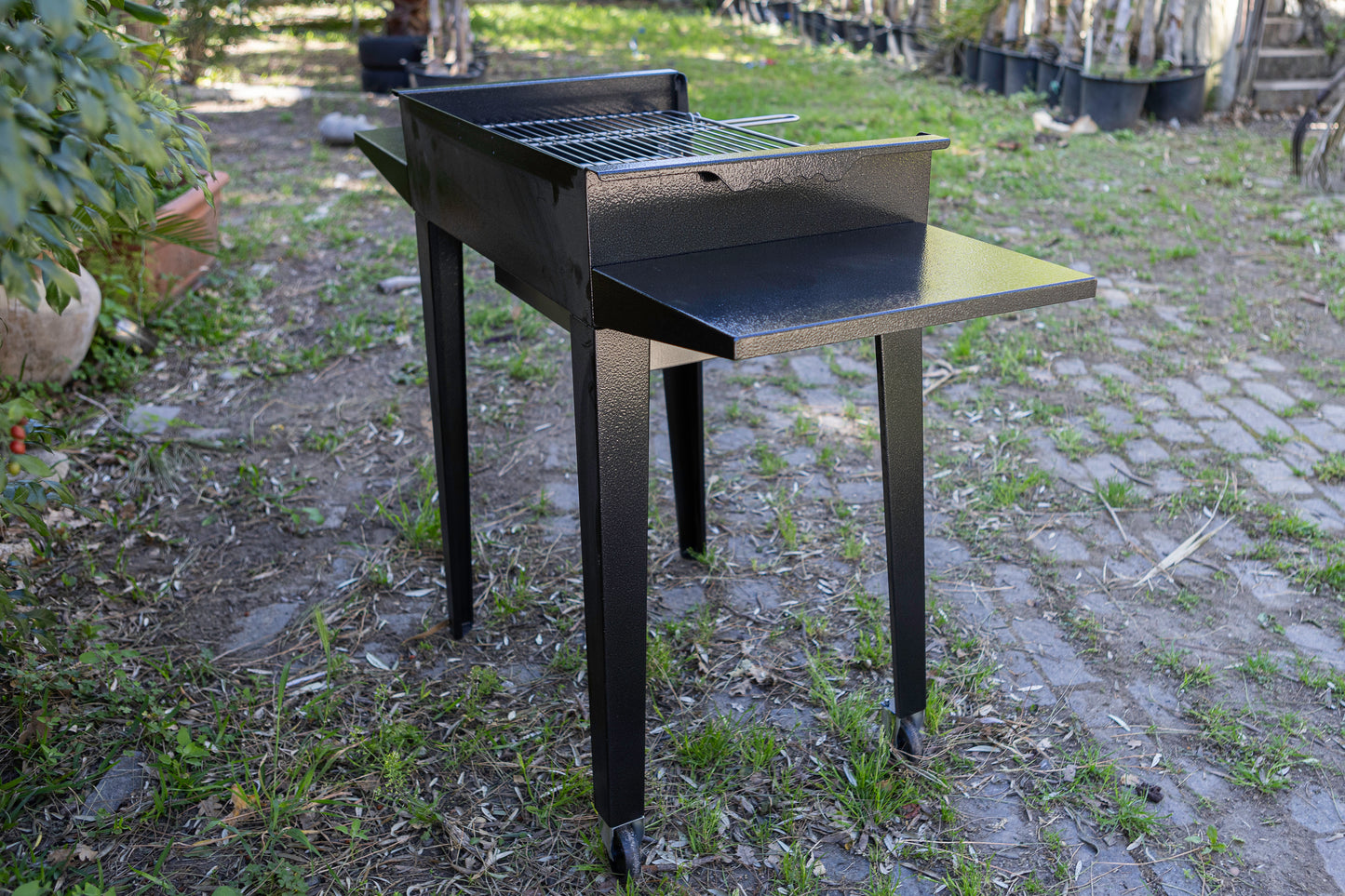 barbecue con carrello da esterno resistente e robusto