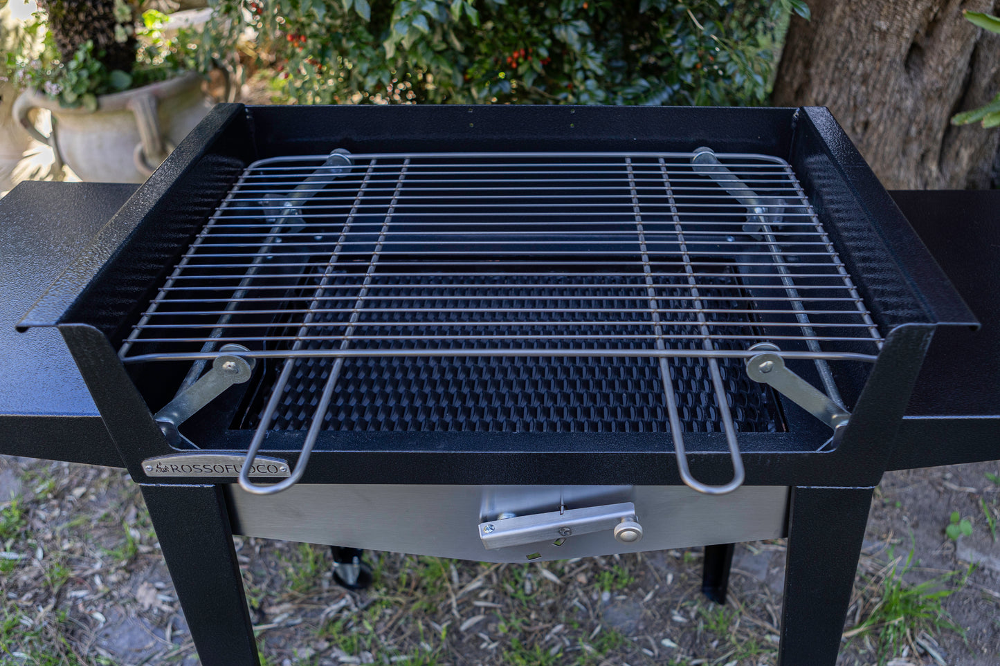 barbecue con griglia in acciaio inox regolabile