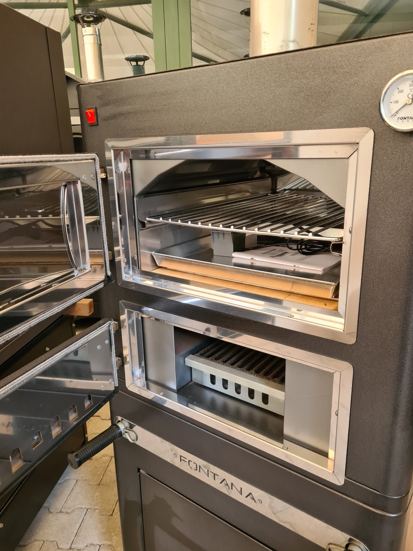 camera cottura forno con due ripiani e pietra refrattaria per pizza