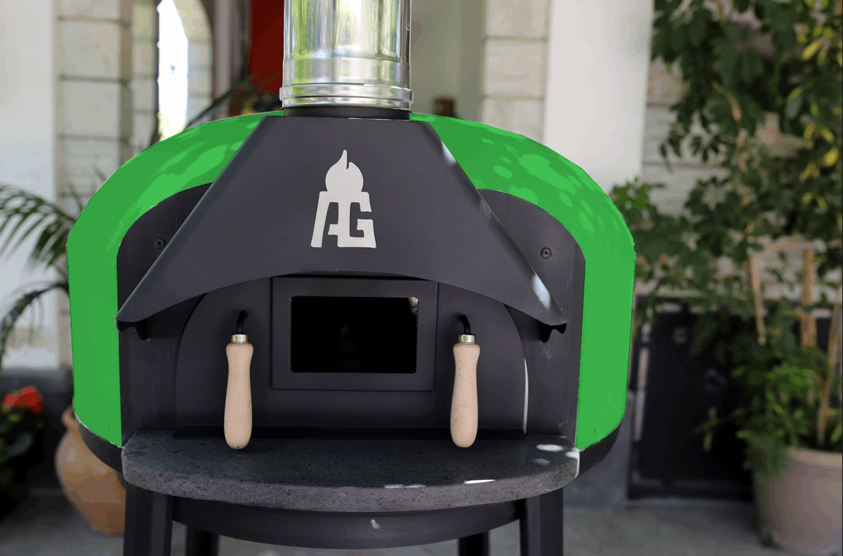 Forno a legna tradizionale tradizionale piccolo con sportello di chiusura per visionare lo stato della cottura