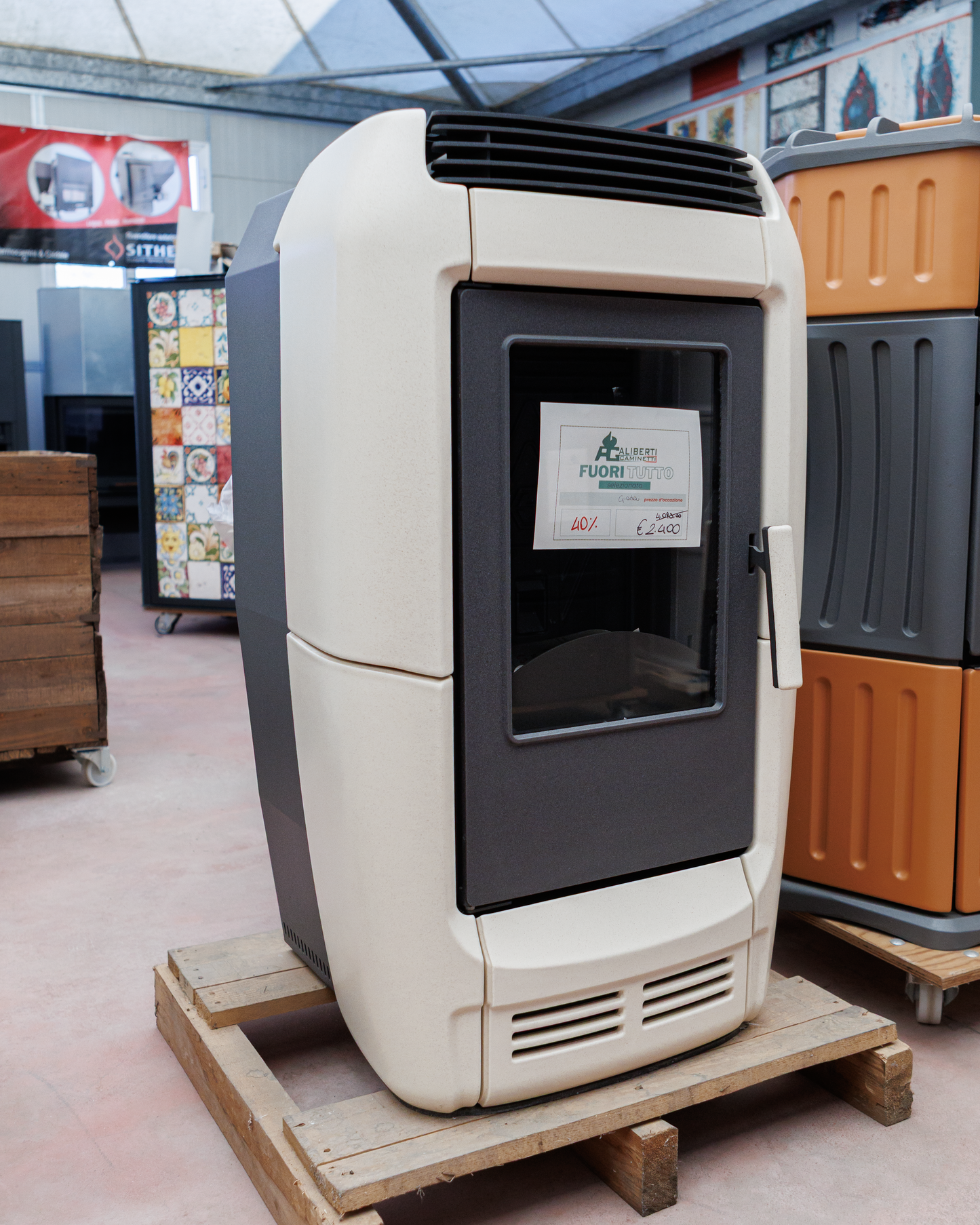 stufa a pellet classica con ceramica e struttura in ghisa