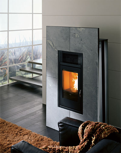 inserto a pellet con rivestimento cornice in marmo