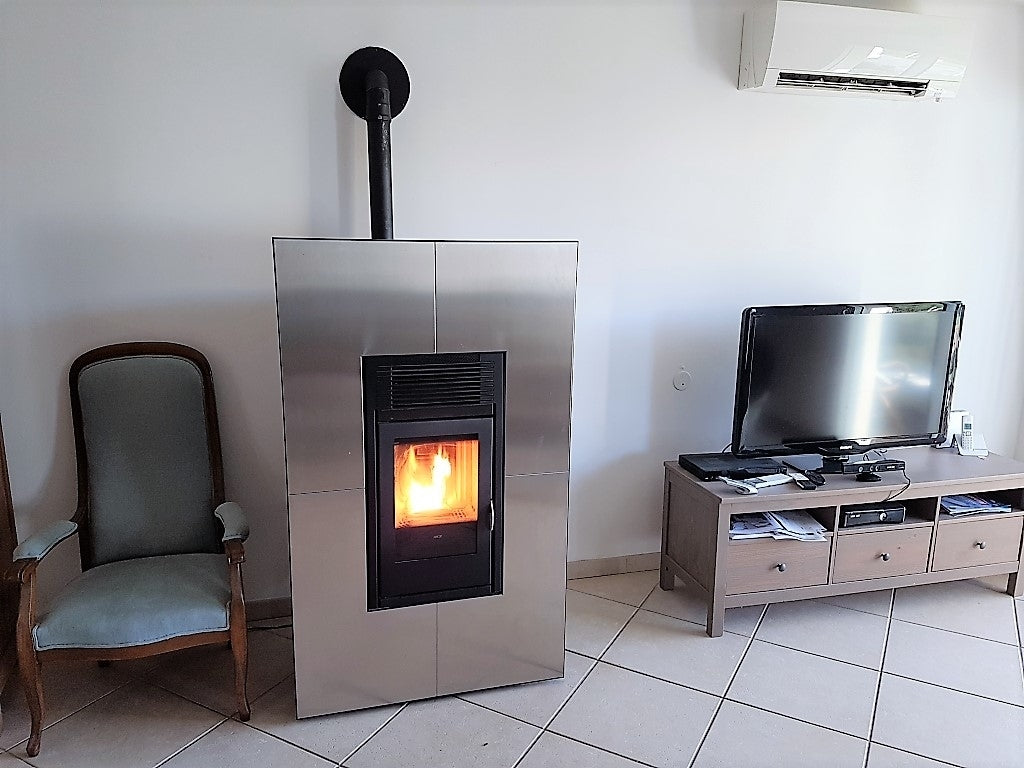 stufa a pellet con cornice in acciaio inox