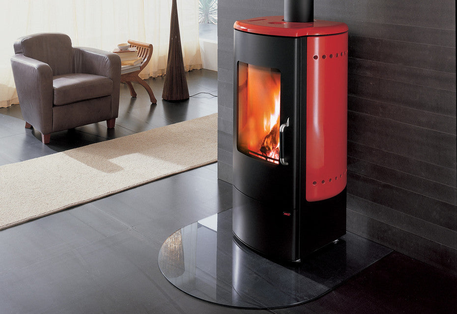 stufa a legna moderna tonda con ceramica bordeaux