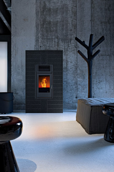 stufa a pellet con rivestimento in pietra nera dark