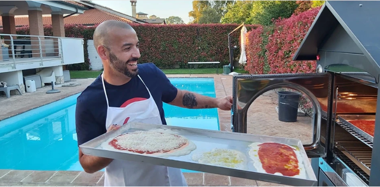 forno a legna per pizza a bordo piscina