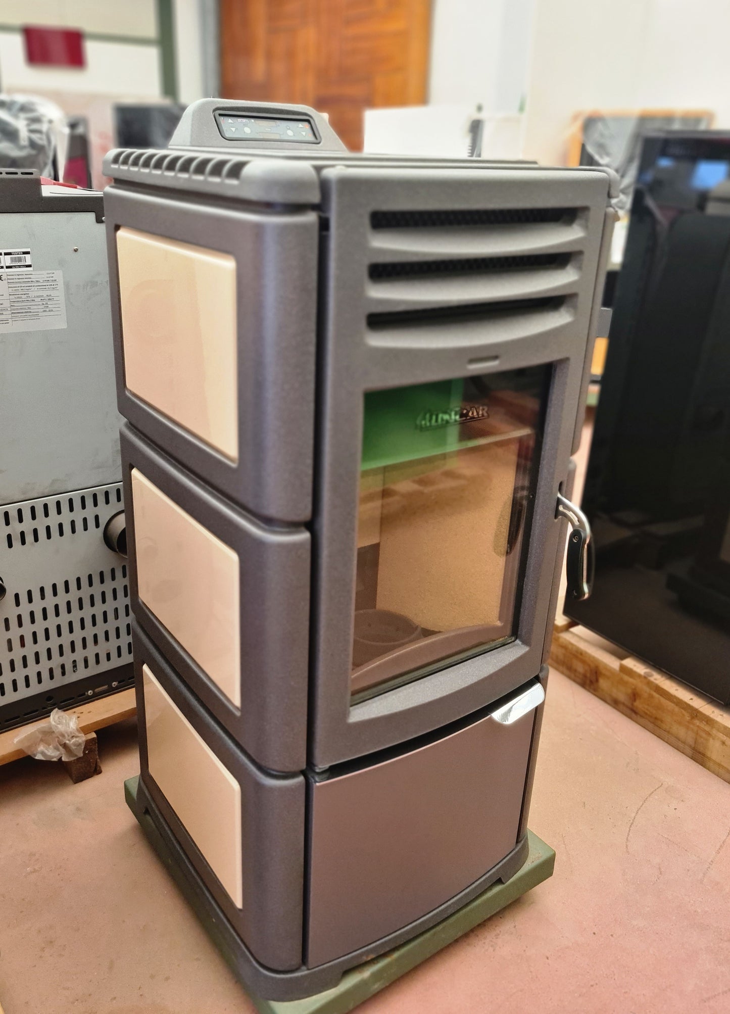 stufa a pellet ventilata in ghisa facile da utilizzare
