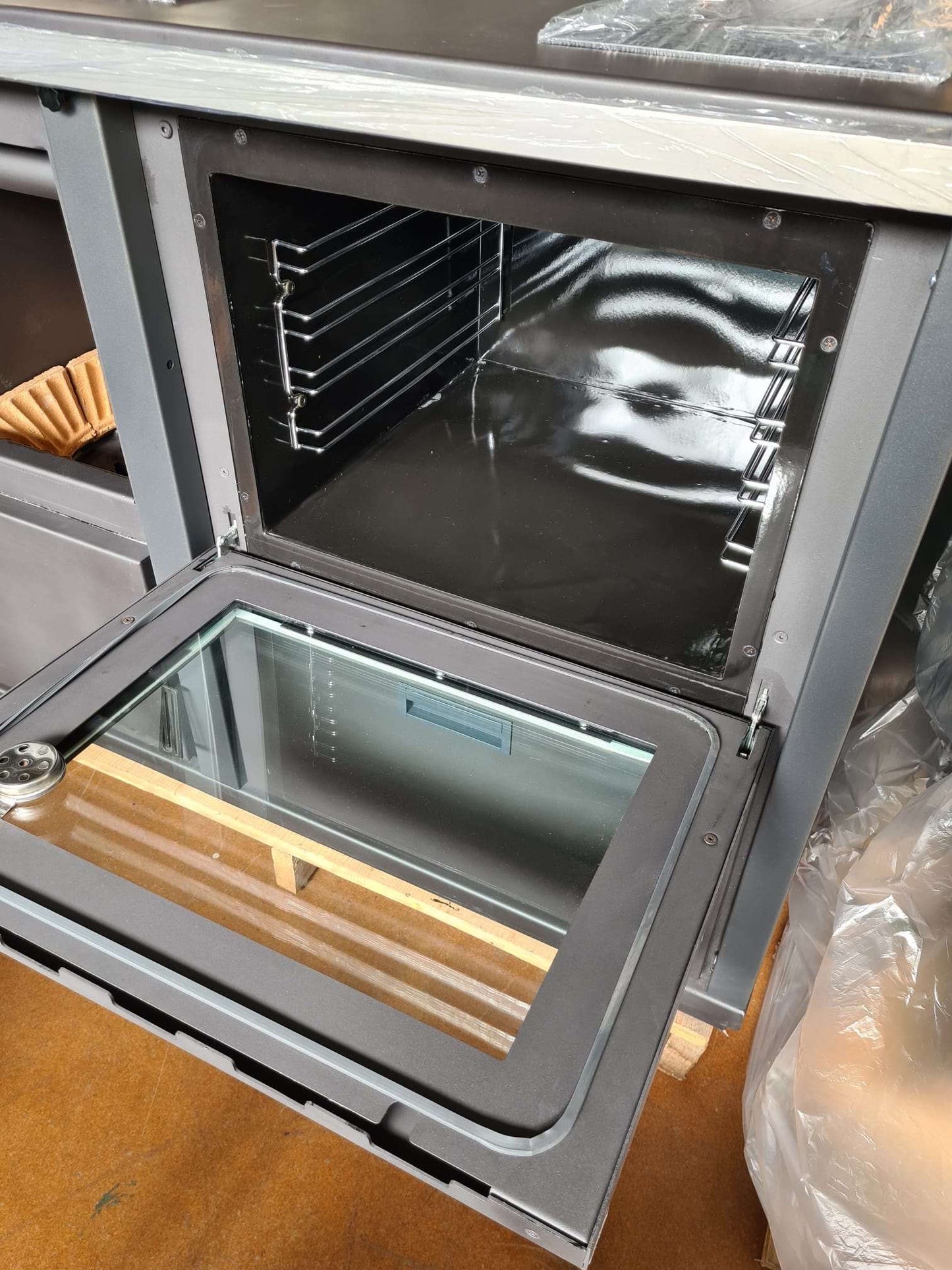 termocucina a legna sportello aperto