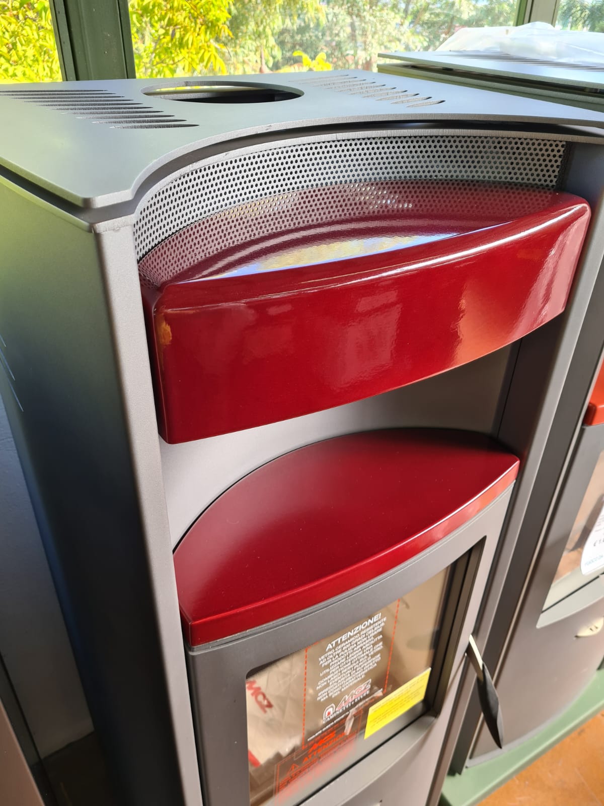 stufa a legna mcz con dettagli in ceramica rossa