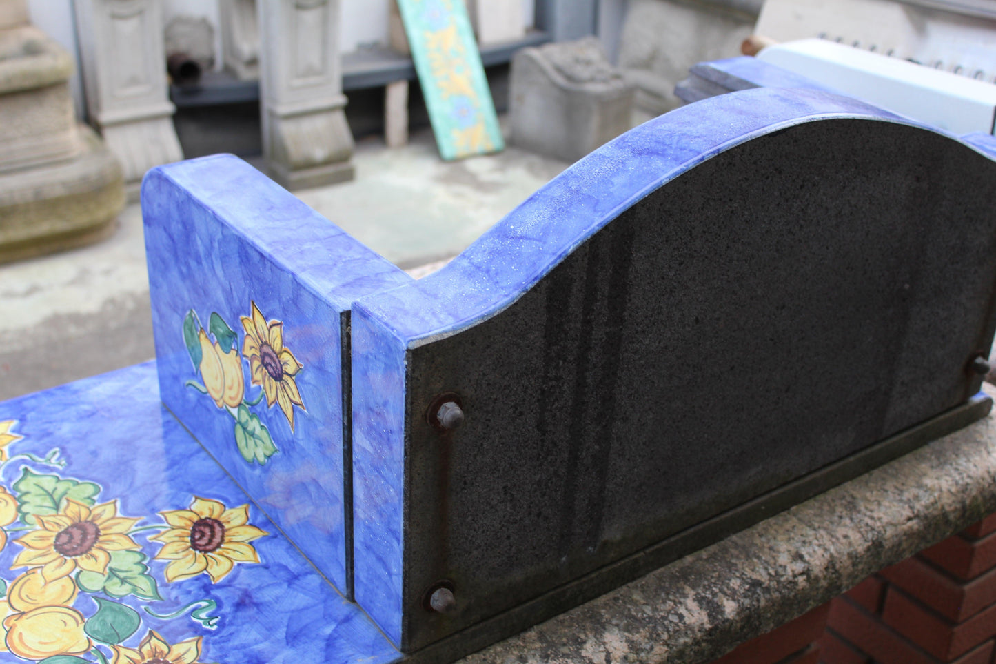 Barbecue in pietra lava colorata con decori floreali e agrumi