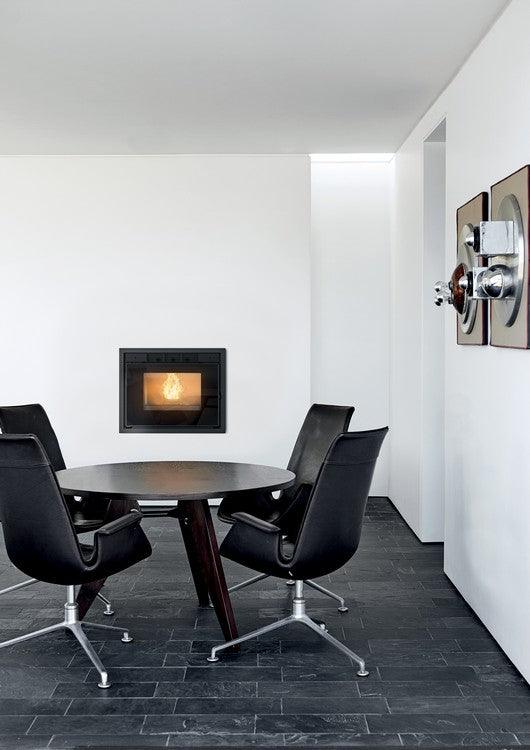 Termocamino a pellet idro ventilato moderno e ampia visione di fiamma