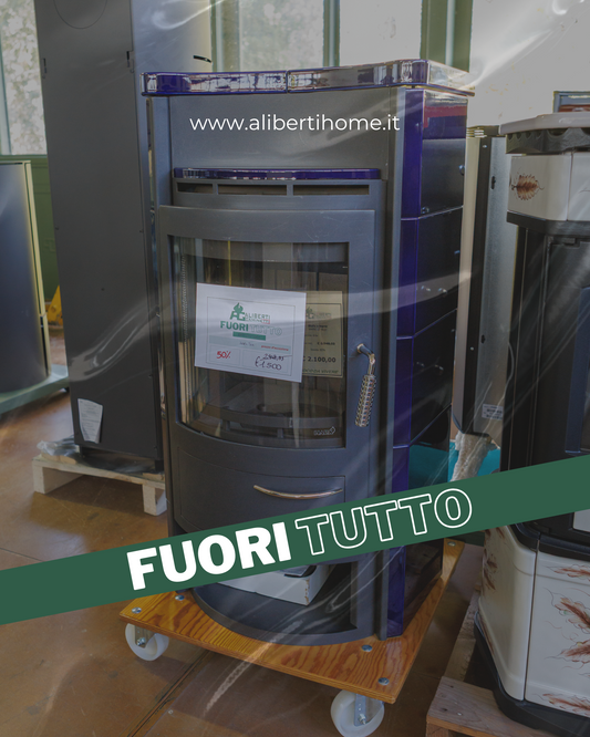 Stufa a legna con ceramica blu