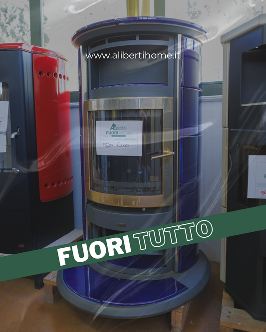 stufa a legna classica con ceramica blu