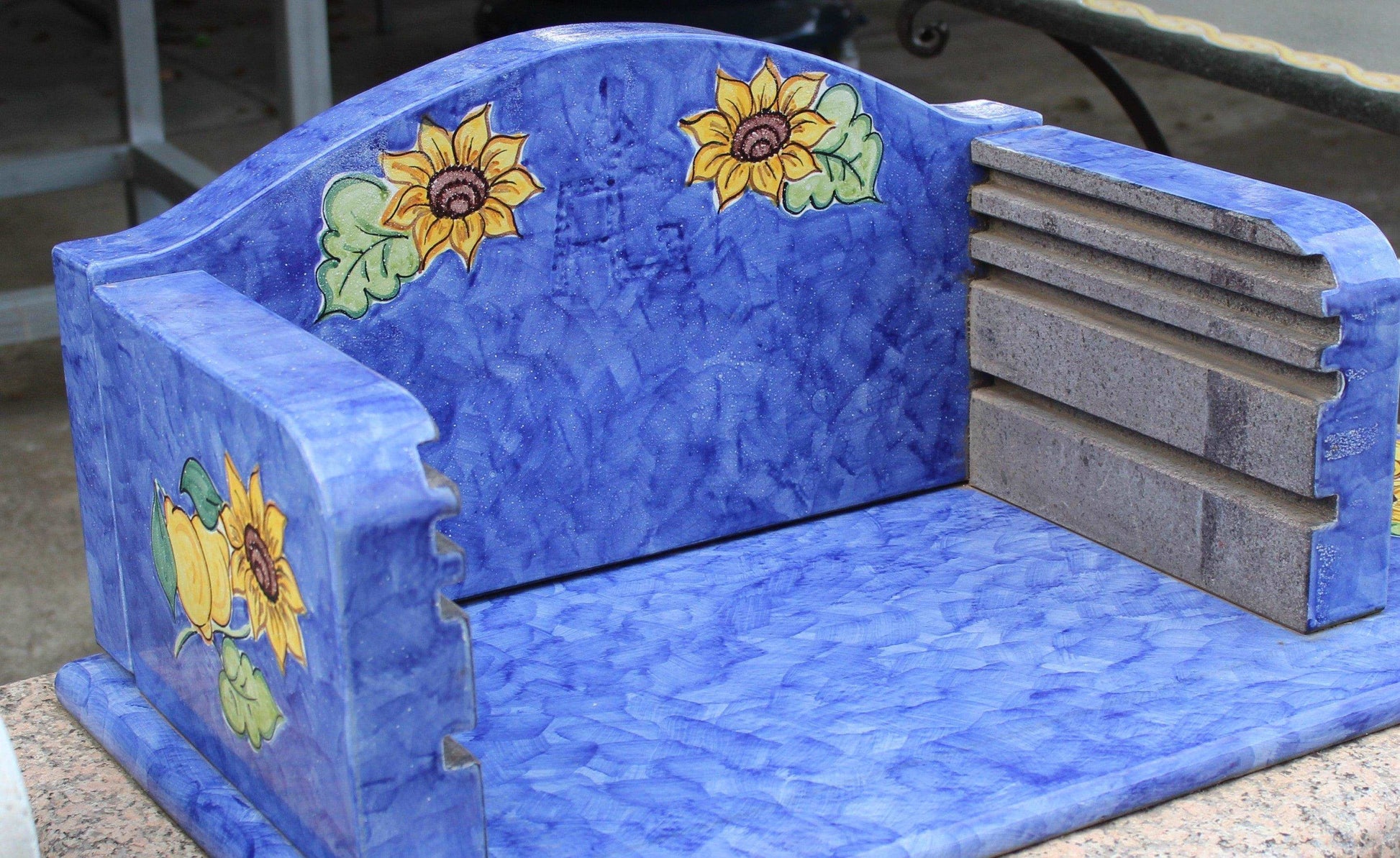 Barbecue a carbonella ceramizzato con fondo blu e decori girasoli