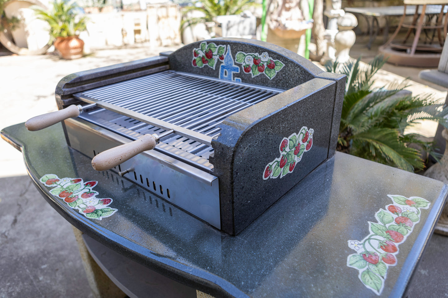 barbecue ceramizzato nero con decoro fragole 