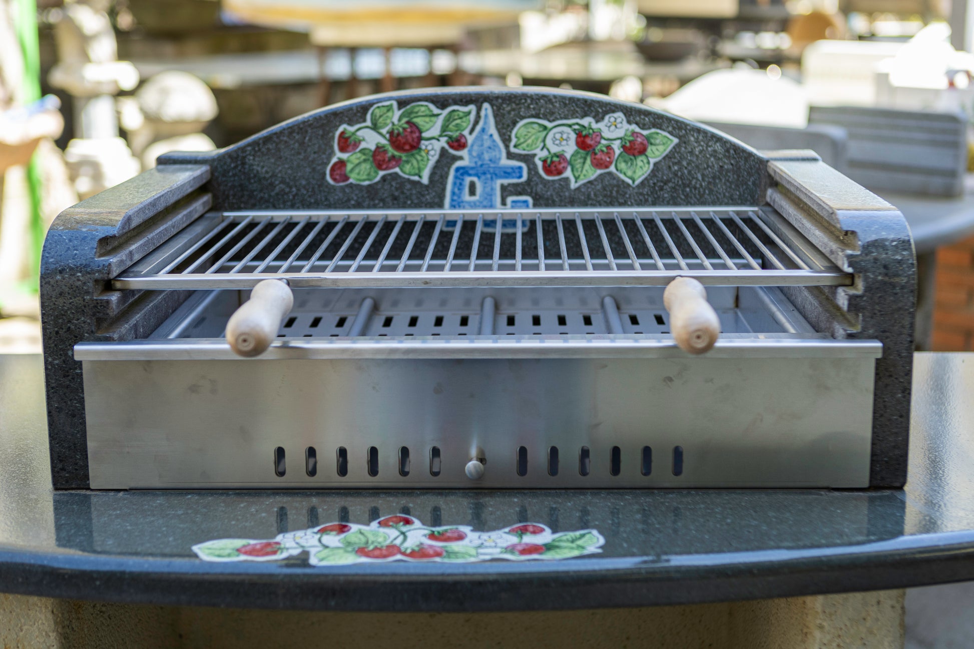 barbecue in pietra lavica decorata con griglia in acciaio inox