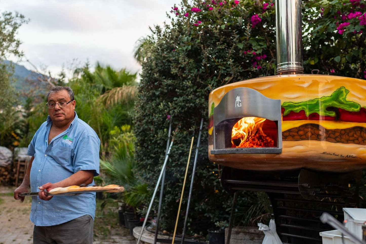 forno per pizza professionale aliberti esterno fuoco acceso 