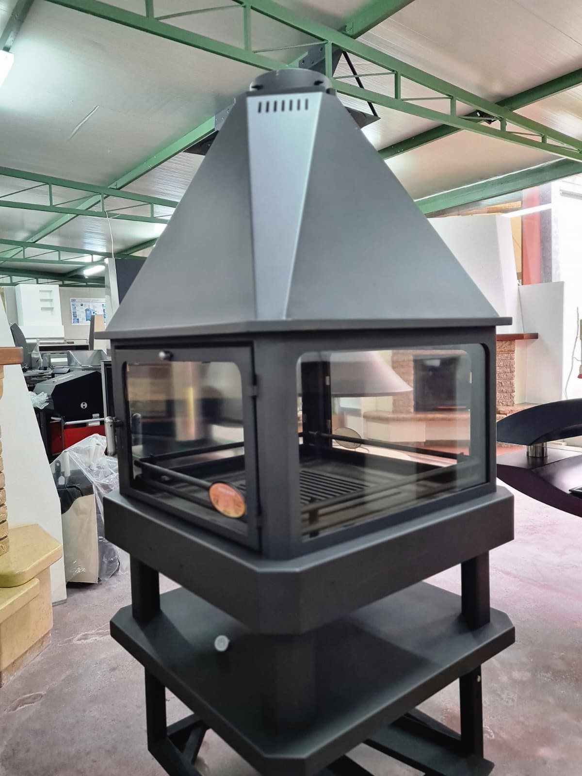 Camino con visione panoramica bronpi modello huelva, offre una visione otiimale della fiamma su tutti i lati, scenico e funzionale. 