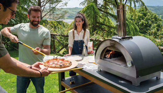 forno a legna in giardino per pranzi  cene in famiglia 