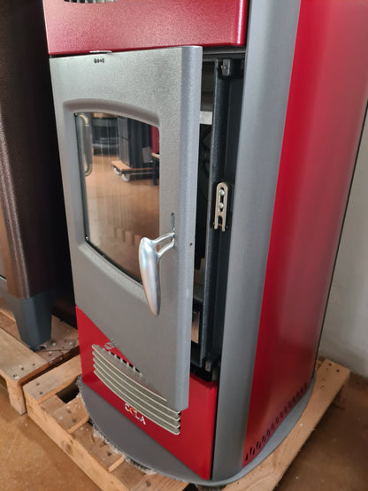 visione laterale stufa a legna cola bea rossa con forno
