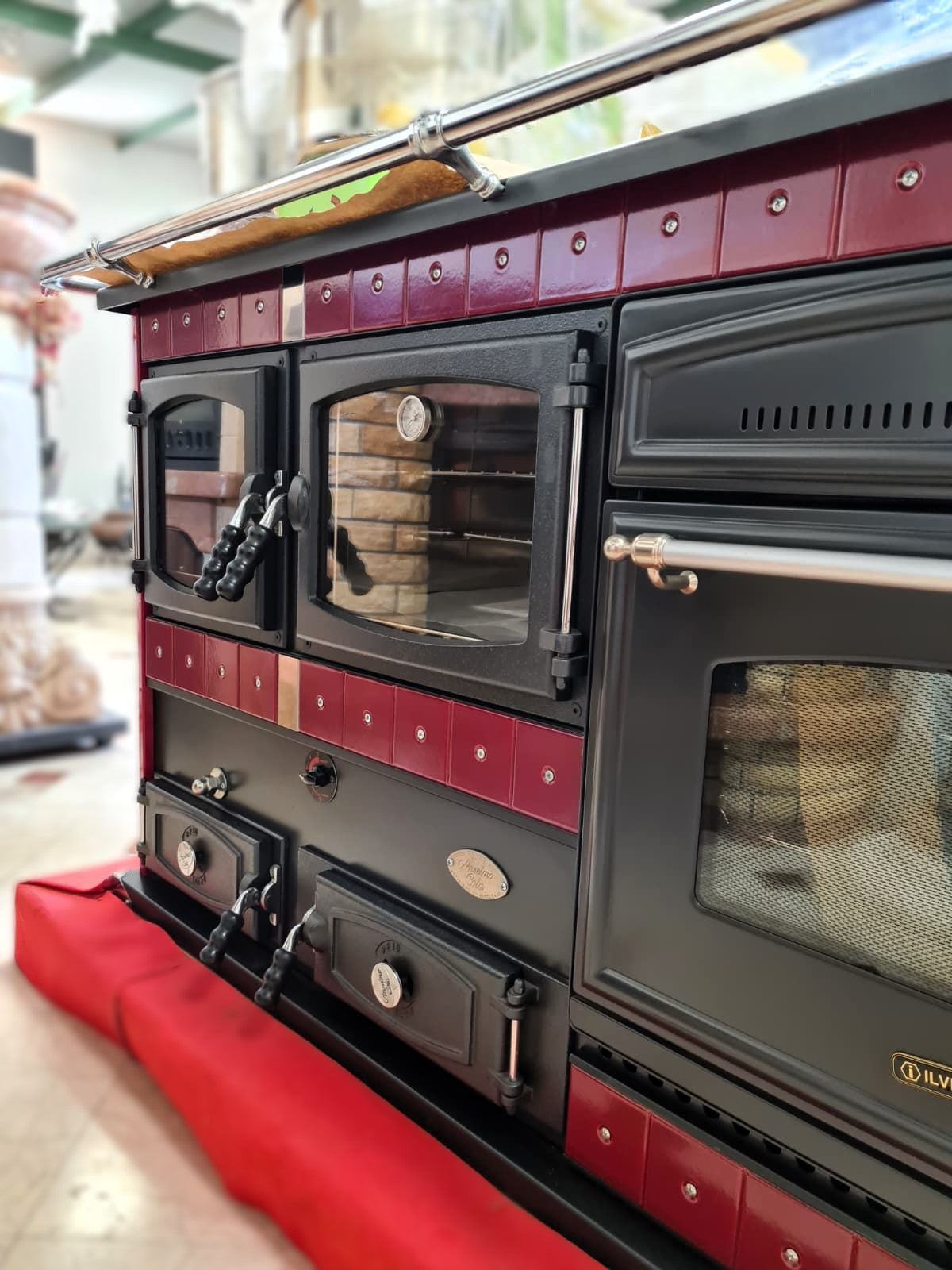 cucina a legna tradizionale integrata con fuochi a gas e forno elettrico
