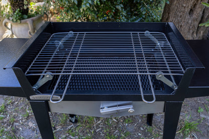 barbecue con griglia in acciaio inox regolabile 