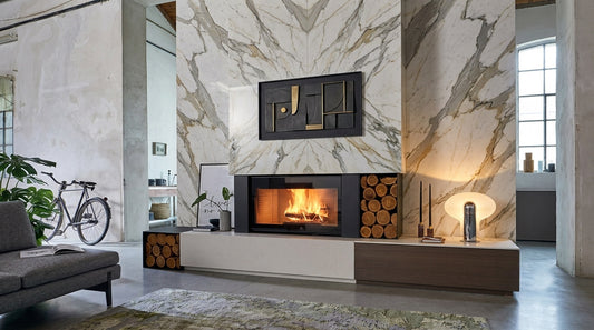 camino palazzetti ecomonoblocco con rivestimento in marmo bianco e mensole legno