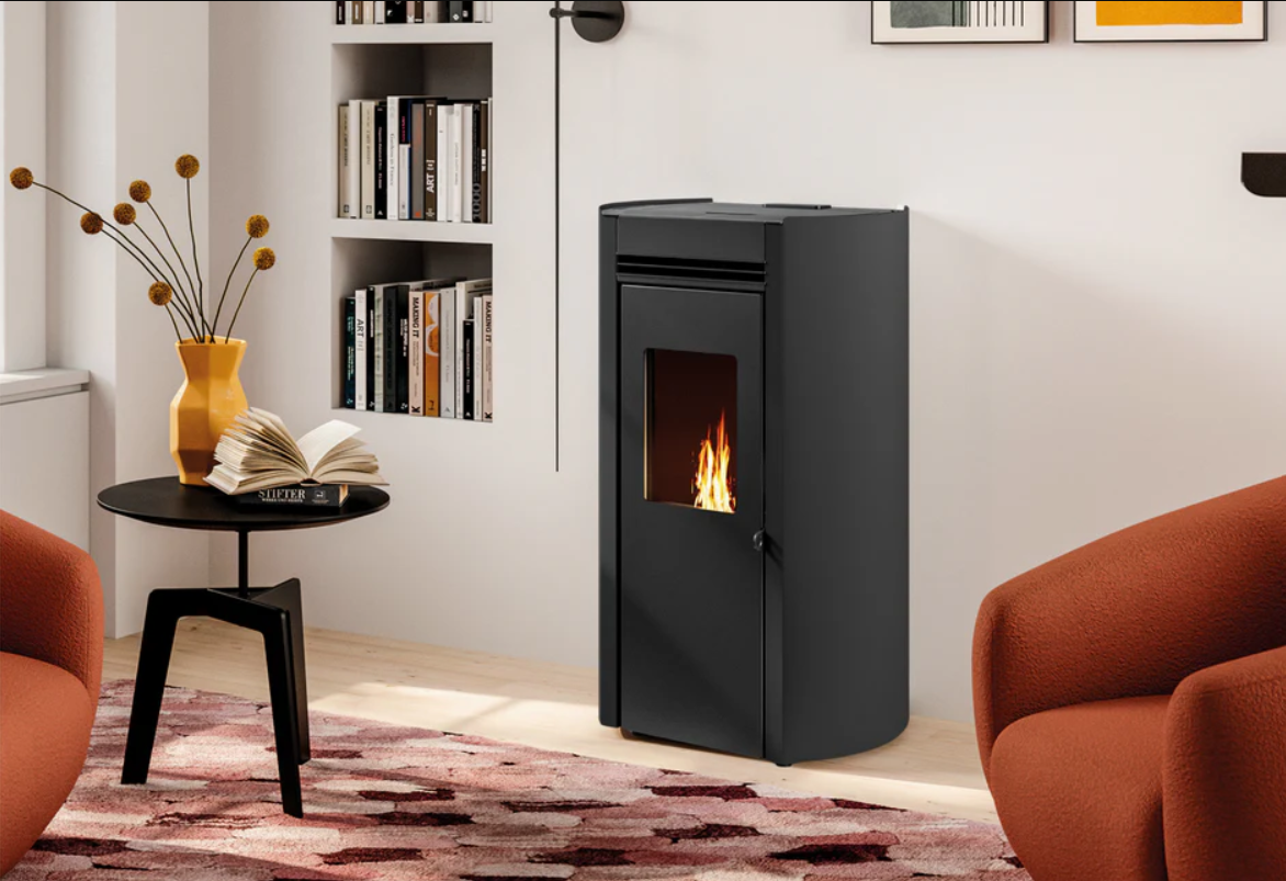 stufa a pellet nera moderna con sistema autopulente 