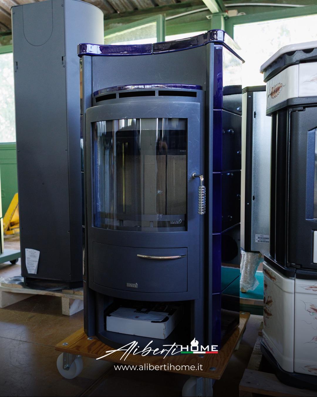 stufa a legna classica con ceramica blue