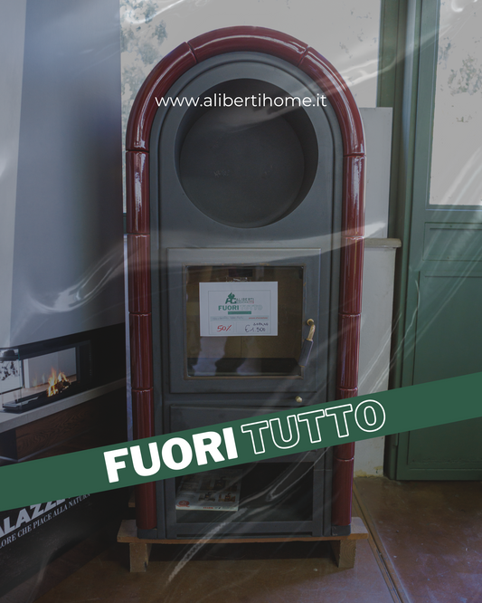 stufa a legna con ceramica rossa