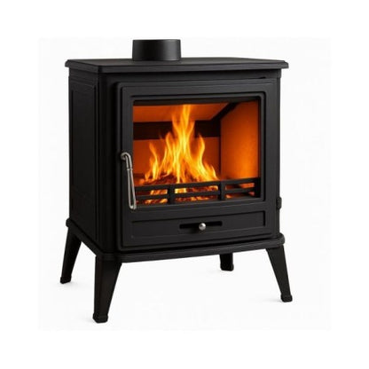 visione completa della stufa Iris, con corpo in ghisa dal design semplice e pulito 