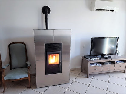 stufa a pellet con cornice in acciaio inox 