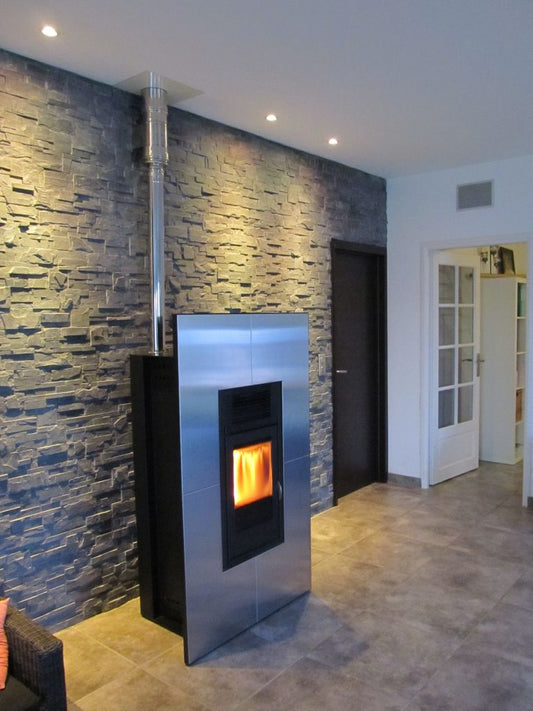 stufa a pellet su parete in pietra 