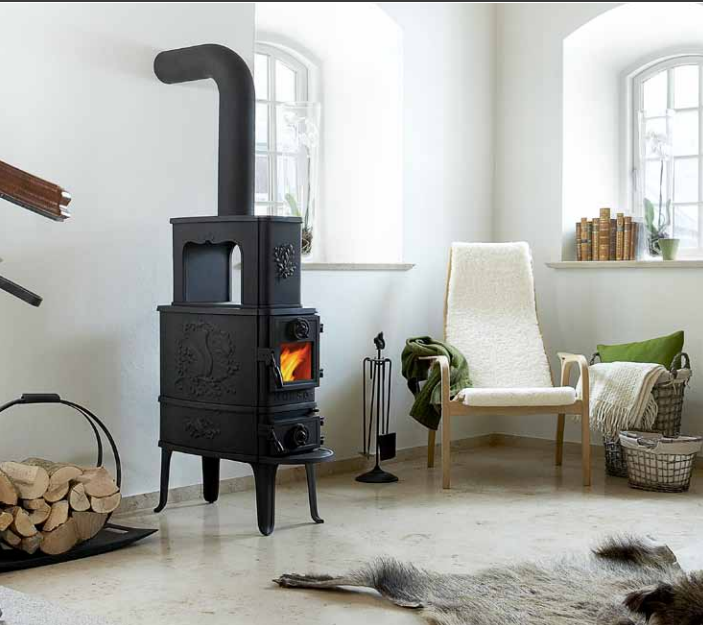 stufa in ghisa in ambiente moderno total white