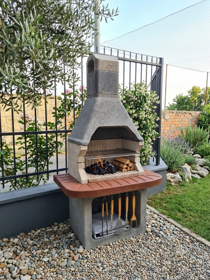 barbecue a legna e carbone per giardino estivo 