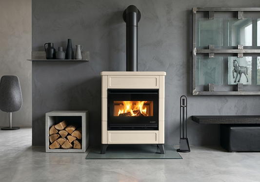 stufa palazzetti elsa new ceramica beige in ambiente moderno e colori neutri