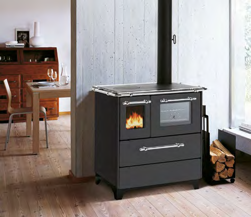 cucina con forno grande con rivestimento nero antracite e canna fumaria superiore