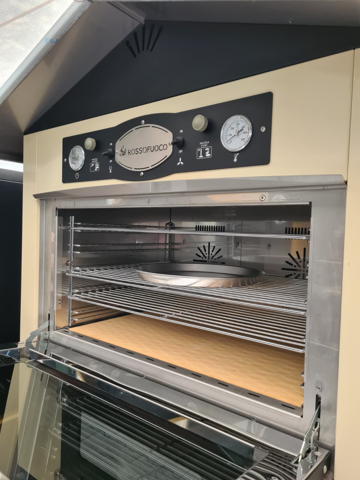 forno con termometro, timer e design pulito