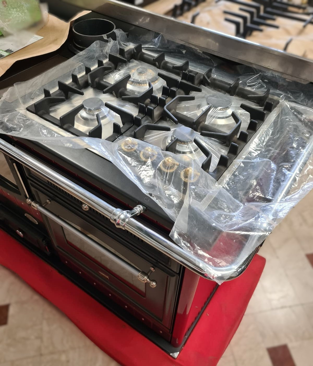 4 fornelli a gas ILVE combinati con la cucina a legna cola 