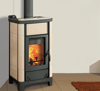 stufa elegante in maiolica per riscaldare tutta casa