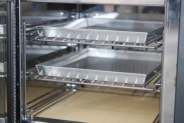camera di cottura forno a legna a tre livelli con teglie e base refrattaria per pizza