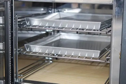 camera di cottura forno a legna a tre livelli con teglie e base refrattaria per pizza